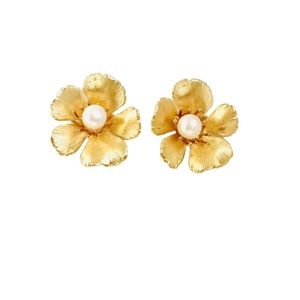 The Pink Reef small golden flower stud with pearl
